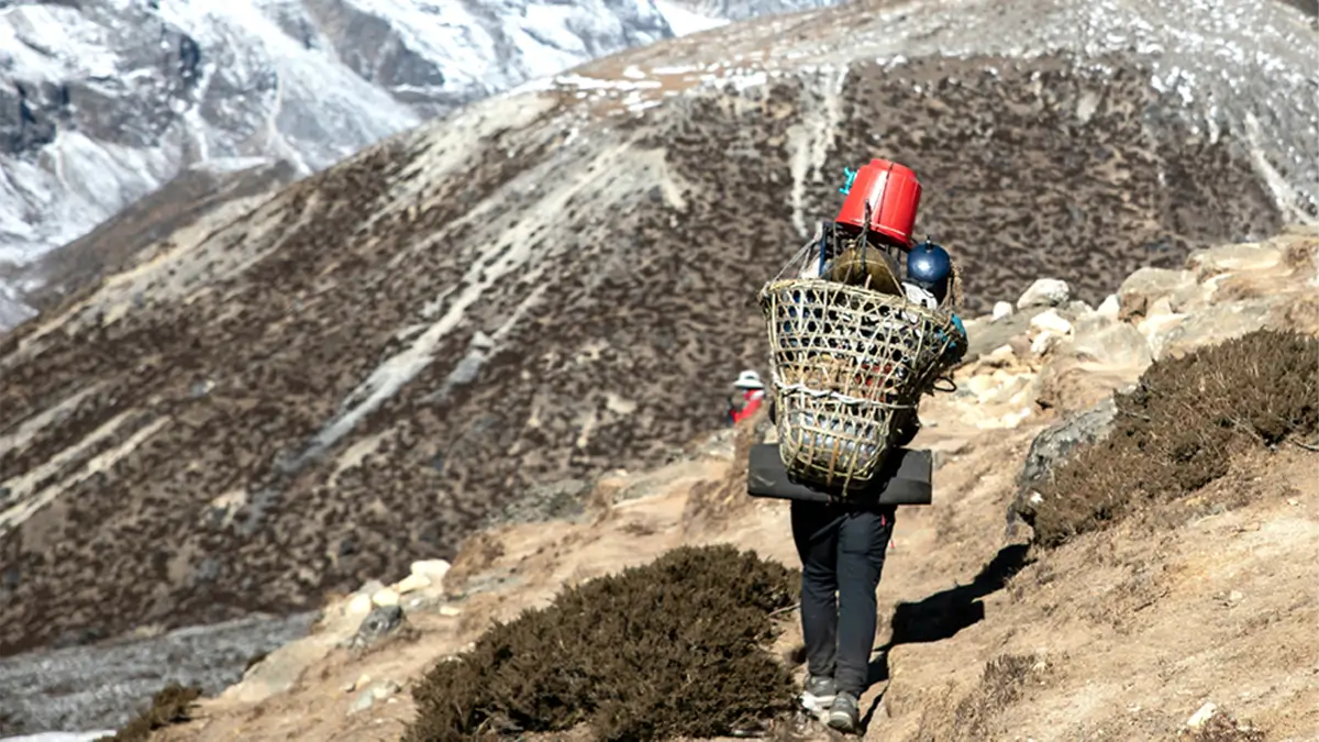 challenges of mountain life in the everest