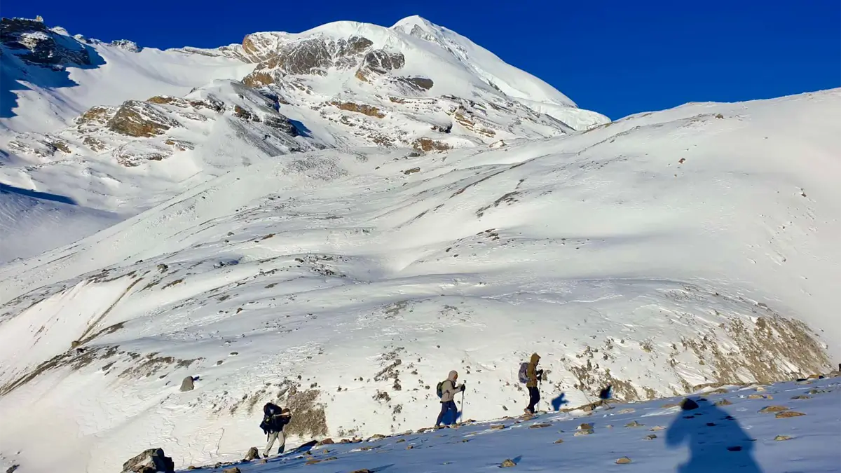 Annapurna circuit trek group nearly to the the thorong la pass top trekking in Nepal in december