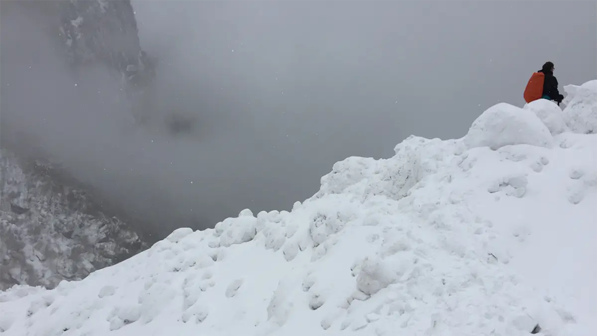 snowing along the way to abc from himalaya annapurna