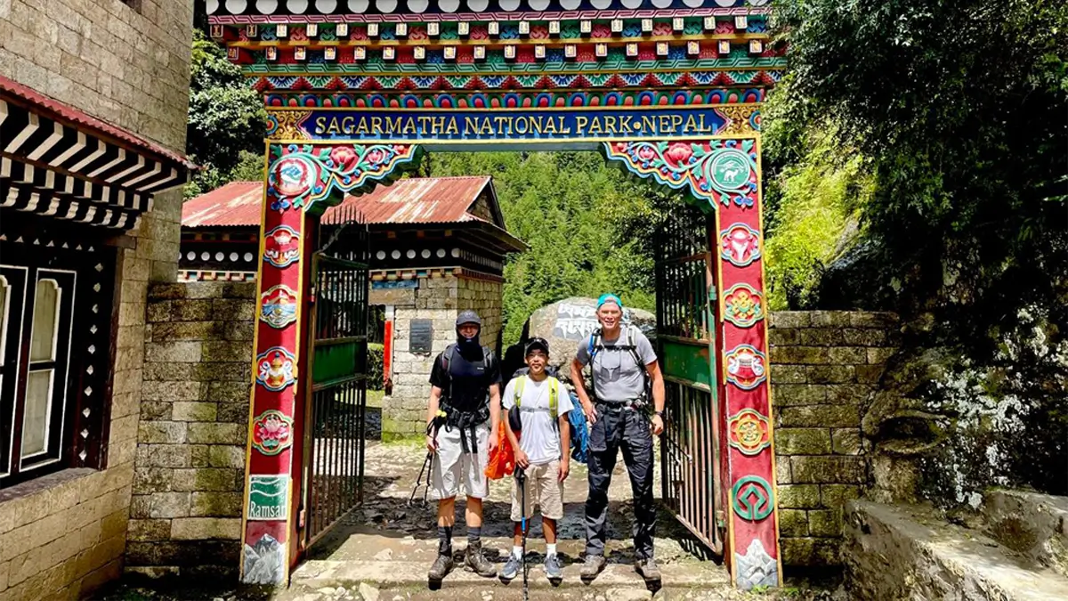 everest sagarmatha national park entry point at monjo