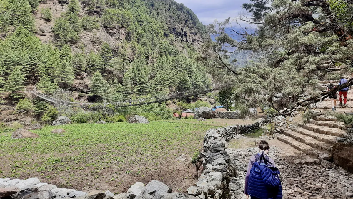 walking uphill way to namche bazaar everest view trekking