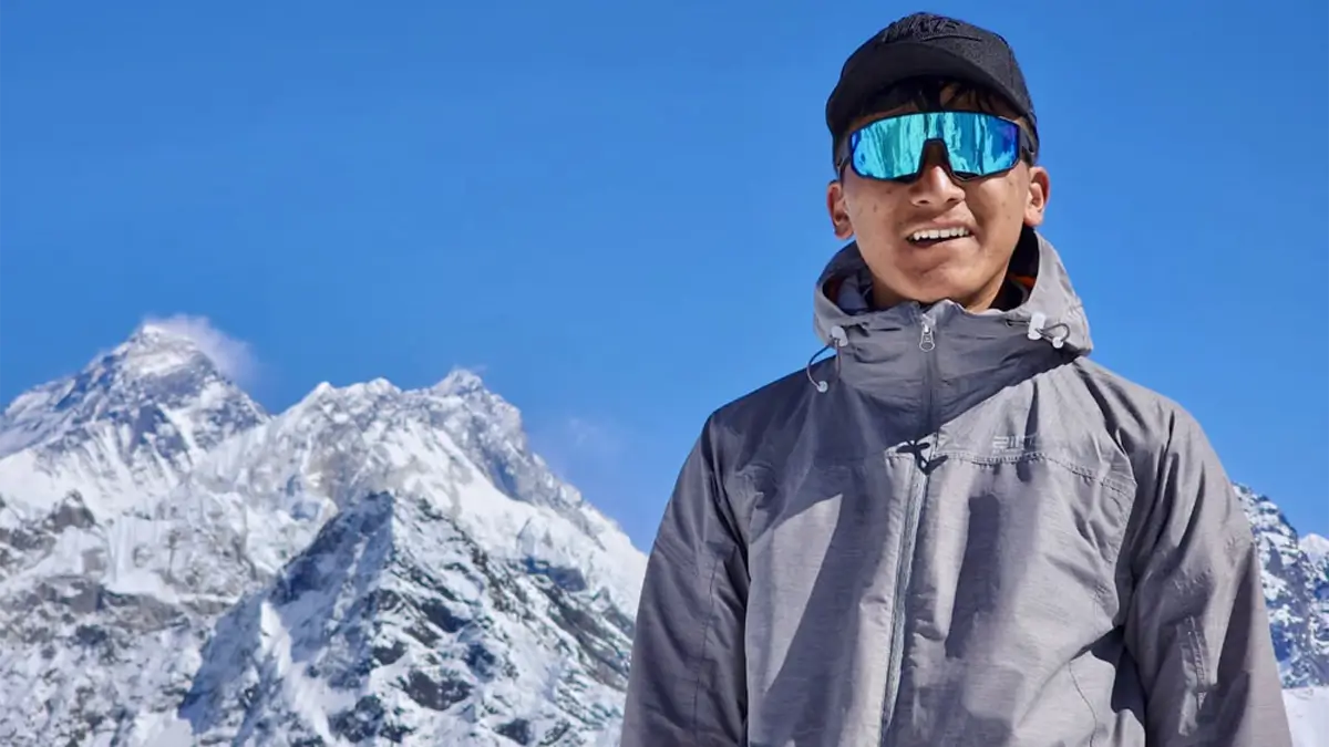 Mount Everest view while trekking to Everest base camp with happyland sherpa guide