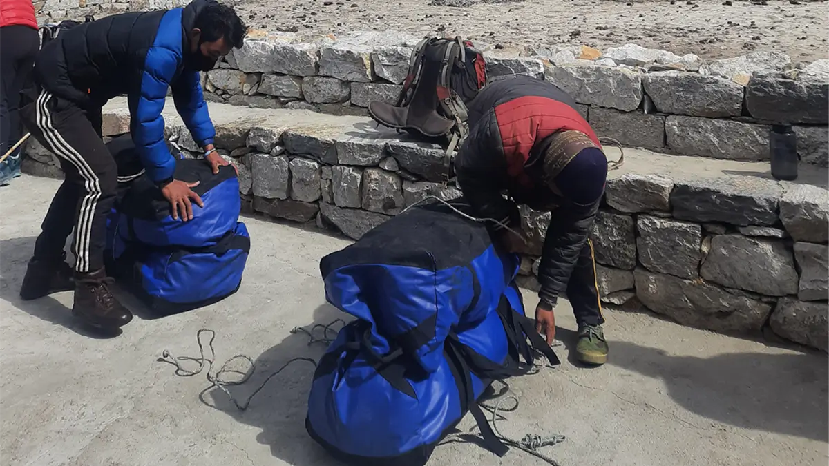 porter life in the everest mountain trekking