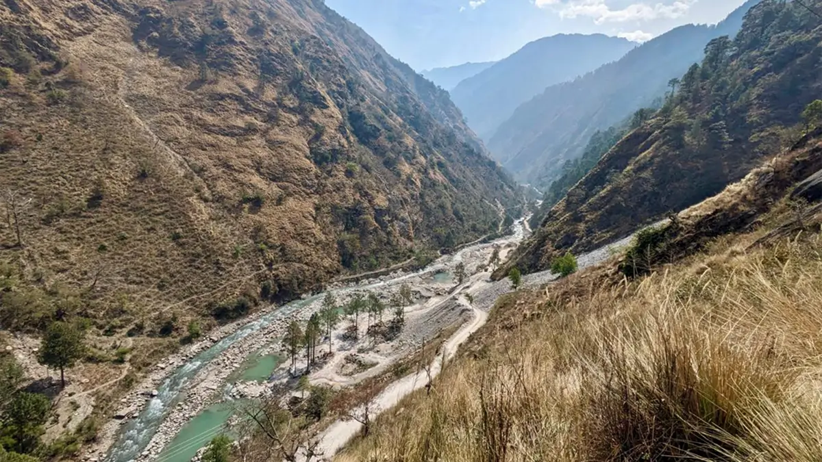 trekking trail to the langtang gosaikunda lake