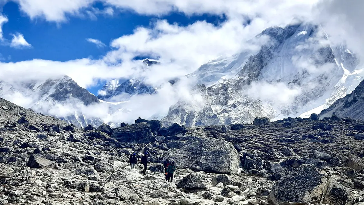 trekking trail between ebc everest base camp to gorakshep nepal
