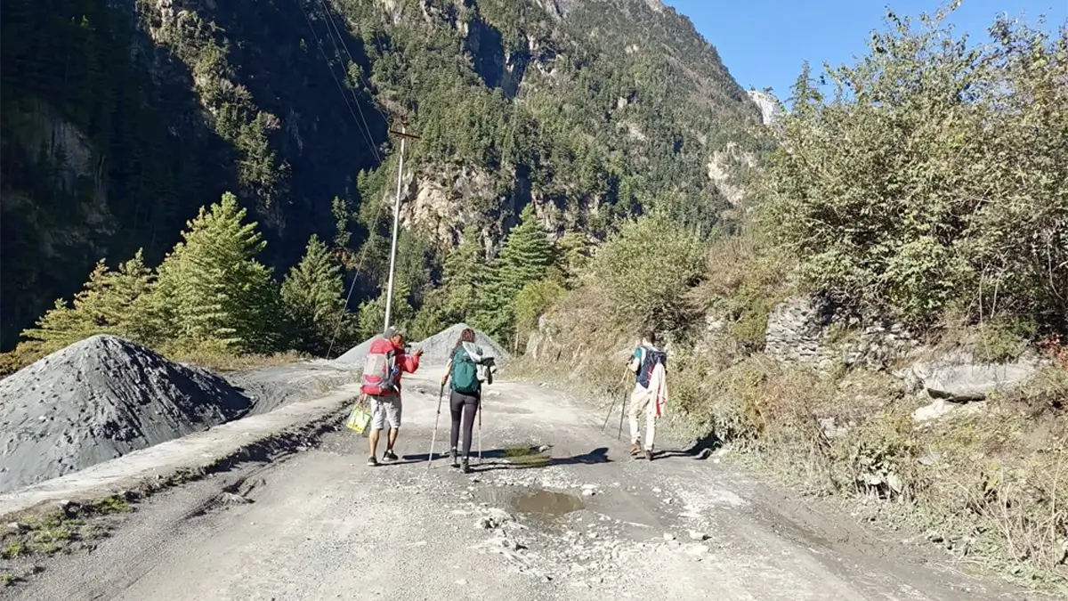 trekkingb trail from chame to Pisang annapurna circuit