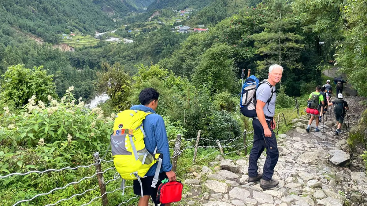 trekking trail heading to phakding from lukla