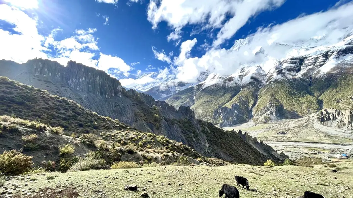 mountain view along the annapurna circuit trekking in nepal