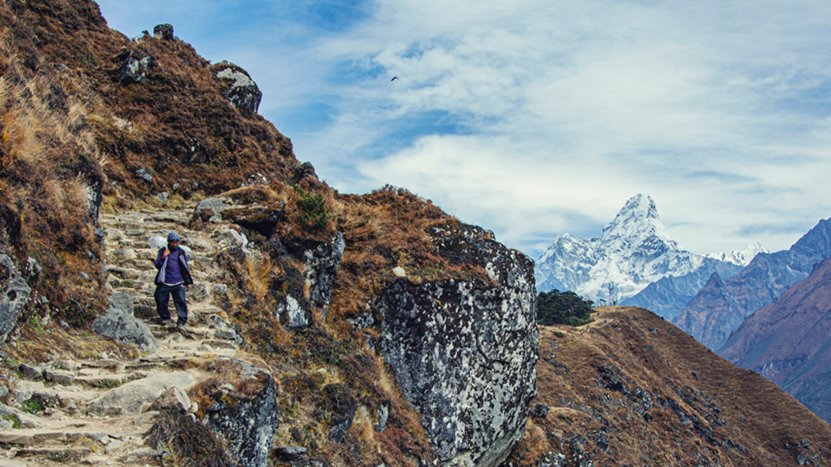 trekking trail to everest base camp