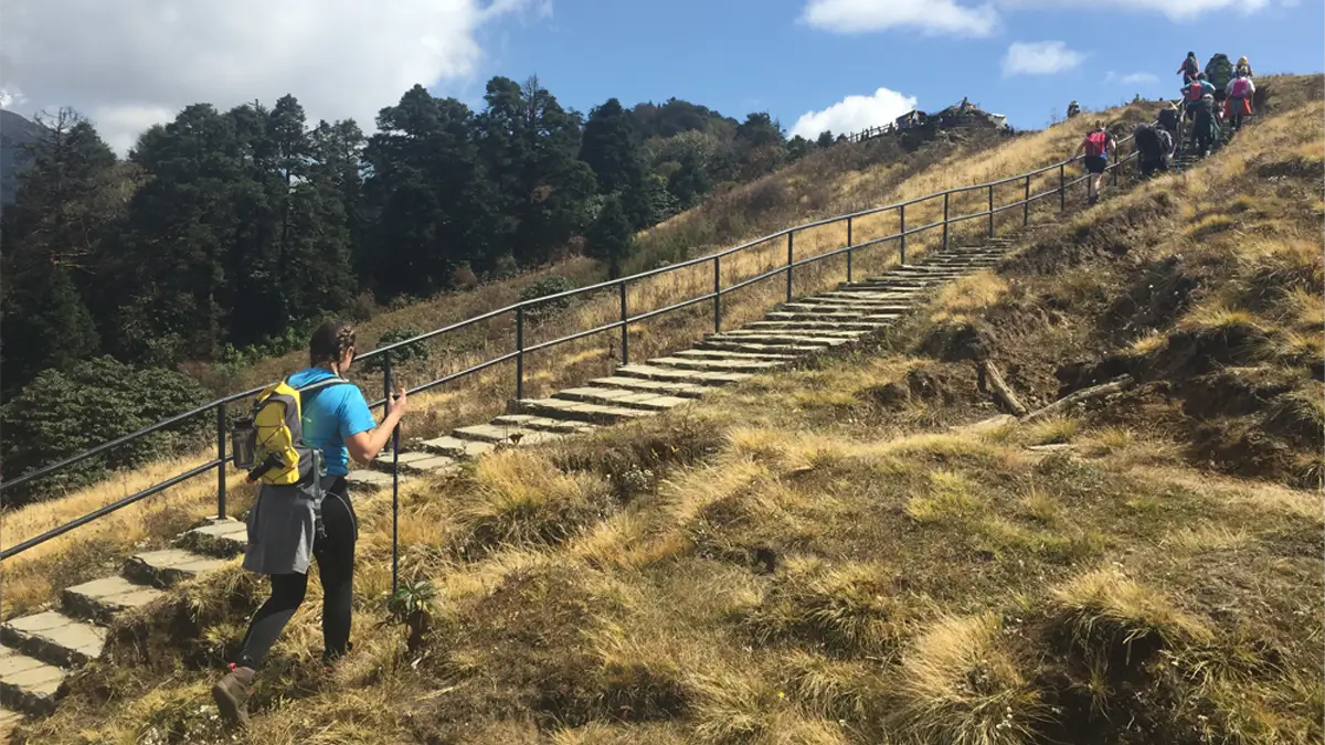 trail from ghorepani to thapla danda annapurna poon hill trek